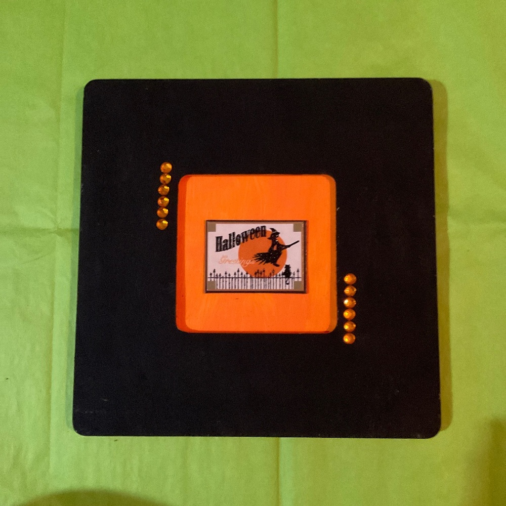 An 8x8” Halloween plaque.  H114